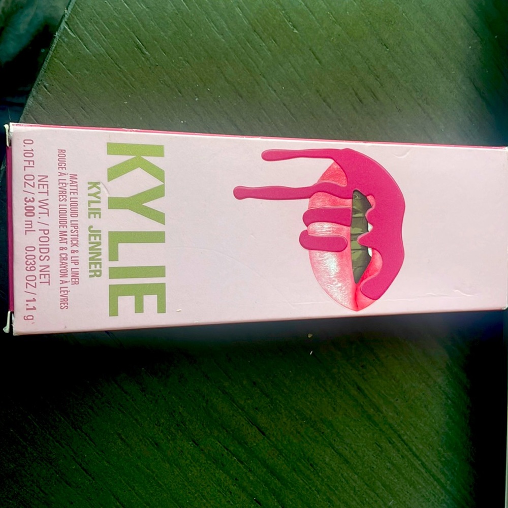 Kylie Jenner Matte Liquid Lipstick and Lip Liner (102 extraordinary matte)